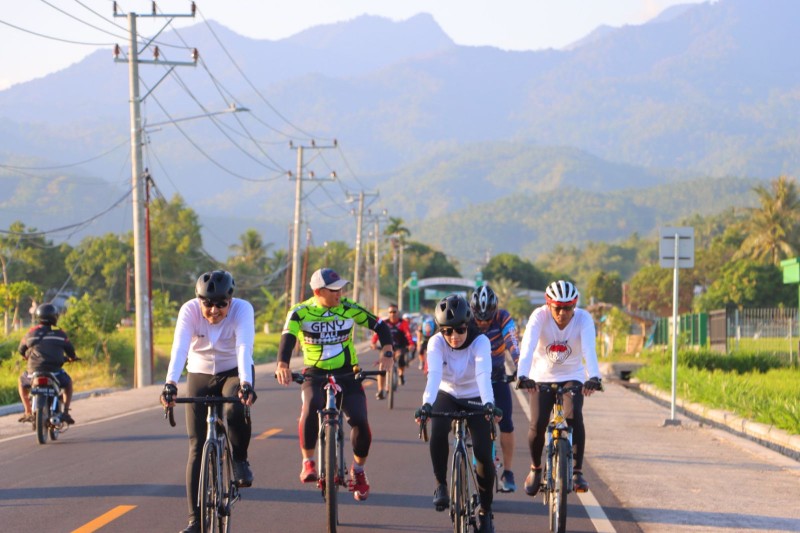 Foto Momen Kebersamaan, AKBP Didik Putra Kuncoro, S.I.K., M.Si. dengan Ketua Bhayangkari Cabang Lombok Utara dan Jajaran Perwira Polres Lombok Utara, dalam Acara 
